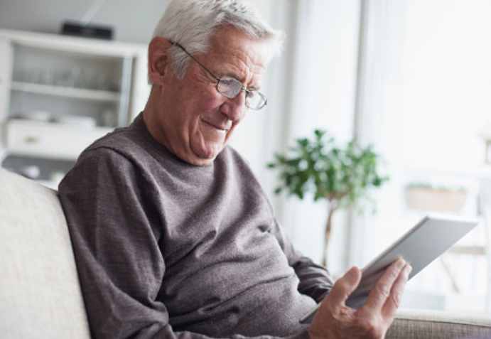 Hypothetical POMALYST® (pomalidomide) patient with relapsed/refractory multiple myeloma looking at their tablet